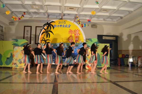 畢業前夕祝福滿溢，僑外學子留夏季憶
